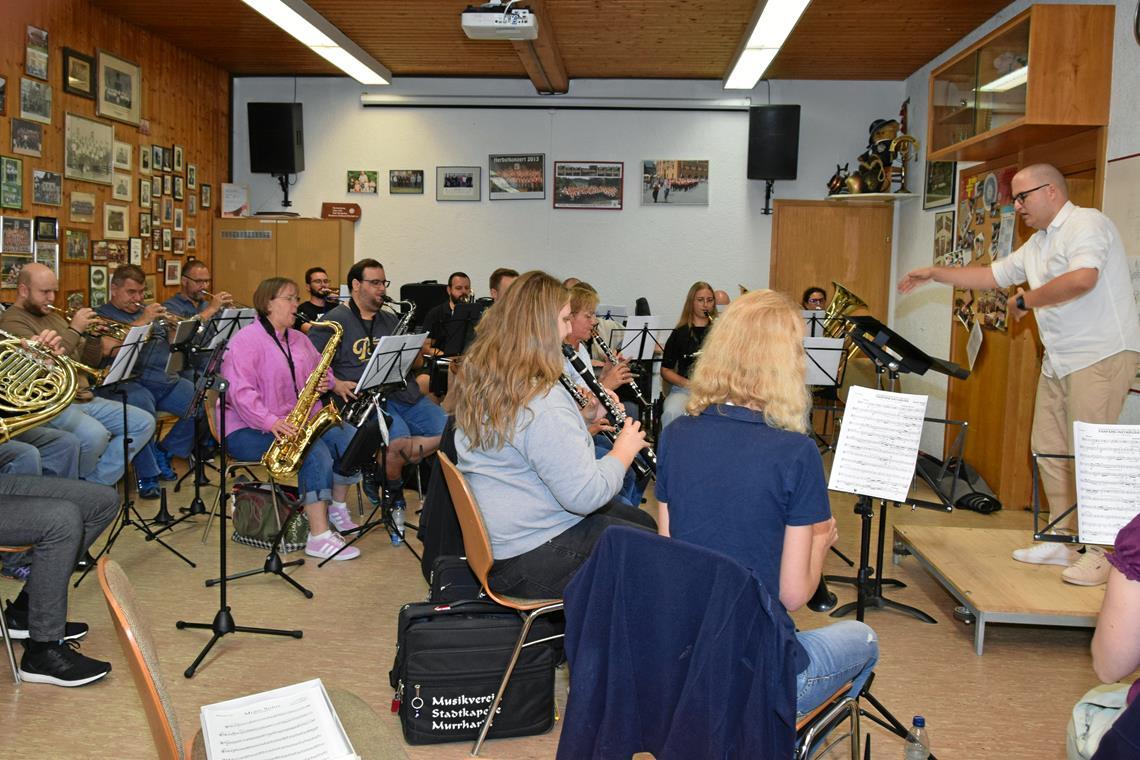 Benny Reiner hat große Pläne fürs Blasorchester Benny Reiner (rechts) probt mit dem Blasorchester für das Herbstkonzert. Foto: Elisabeth Klaper