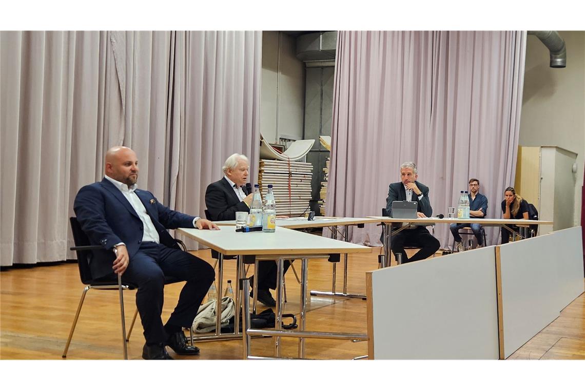 Liveticker: Streitgespräch beendet – außer einigen Rangeleien blieb es friedlich Bereit für den Schlagabtausch: Boris Palmer (3. v. l.) und Markus Frohnmaier (l.) vor Beginn der Diskussion.