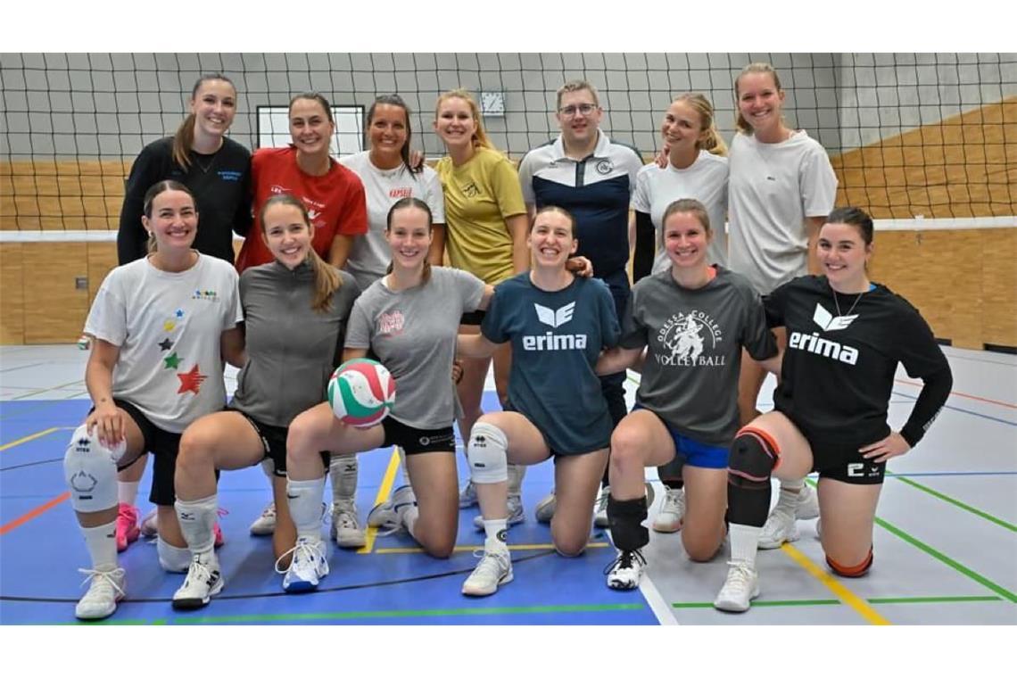 Bereit für die neue Saison. Hinten von links: Mia Zorn, Anna Metzger, Katharina Riegert, Leonie Maaß, Trainer Patrick Stähle, Gwen Szabo und Eva Herz. Vorne von links: Melina Stängle, Alina Stäbler, Noemi Blanke, Sofie Zimmermann, Nele Borkenhagen und Johanna Fischer.