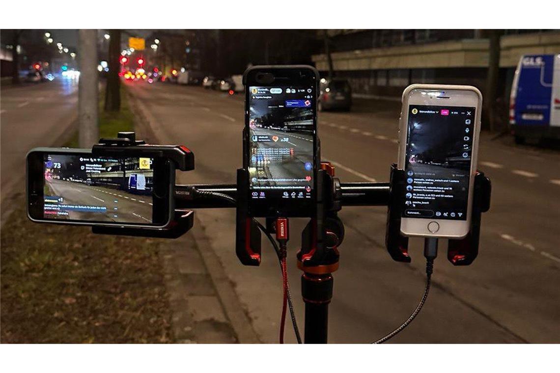 Duo geht mit skurilem Hobby viral: Wenn es blitzt, trinken sie Bier Bereit, um Autofahrer auf 180 zu filmen: Das Setup von bierundblitzer.