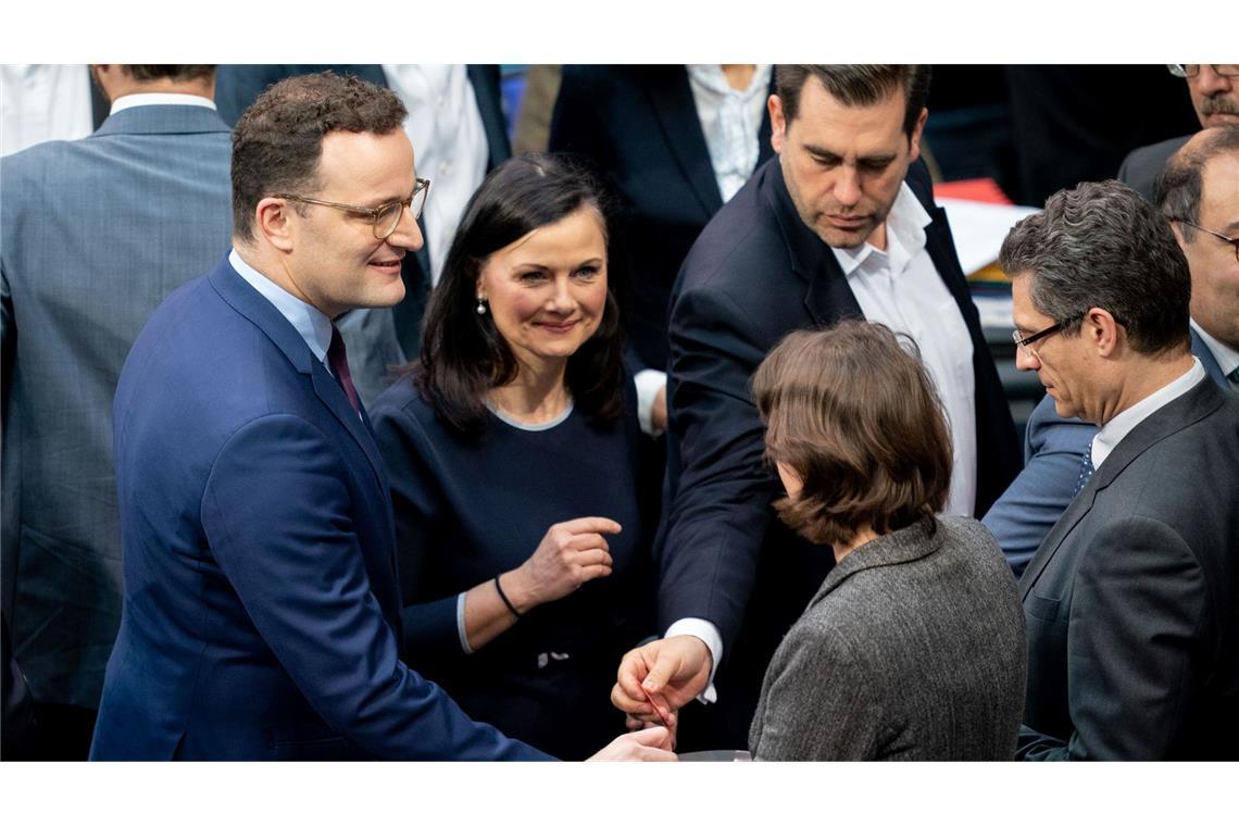 Bereits 2020 stimmte der Bundestag über neue Organspenderegeln ab - hier Jens Spahn (CDU), damals Gesundheitsminister, neben Gitta Connemann (CDU) bei der Abstimmung. (Archivfoto)