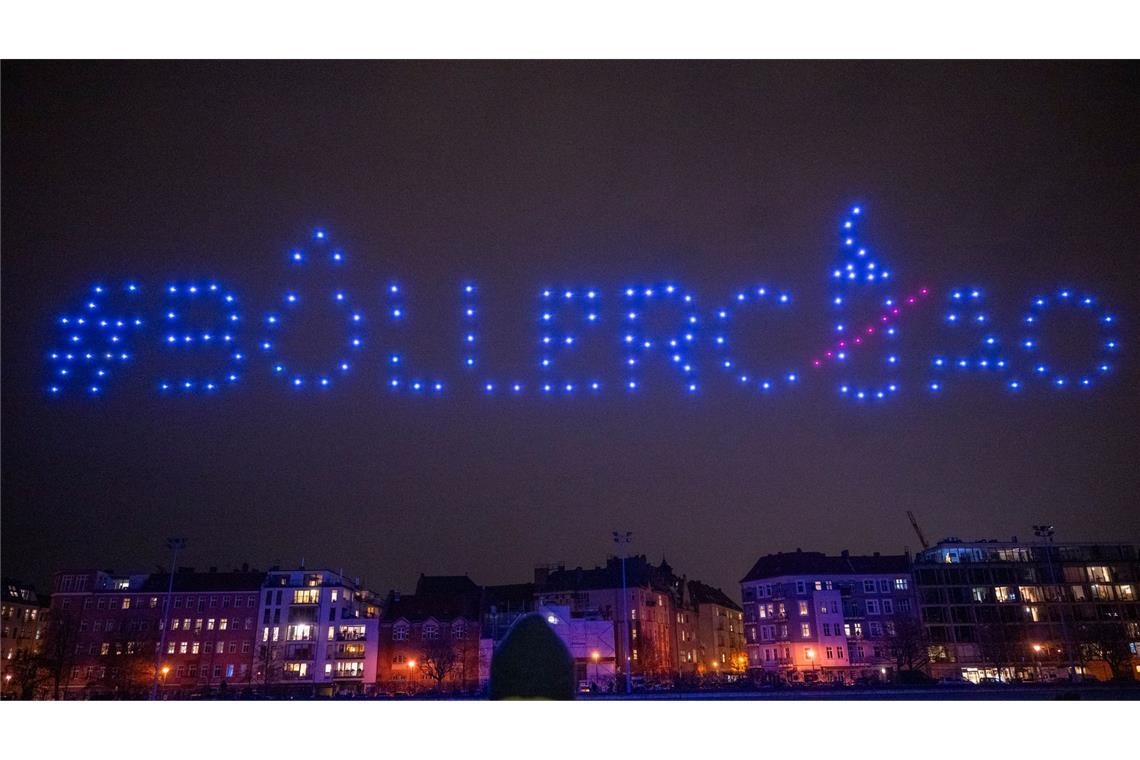 Drohnenshow soll Alternative zu privatem Feuerwerk aufzeigen Bereits 2023 hatte die Deutsche Umwelthilfe mit einer Drohnenshow Alternativen zum Silvester-Feuerwerk gezeigt. (Archivbild)