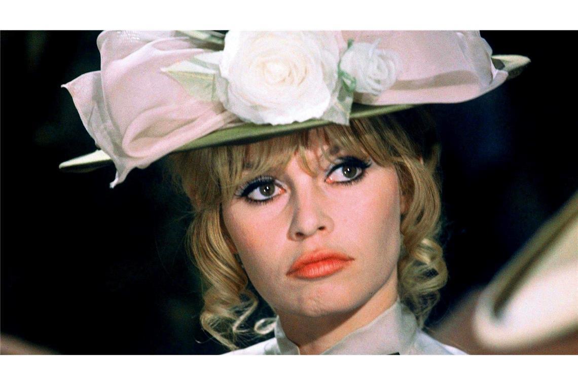 Bereits als 15-Jährige hatte sie vor der Kamera posiert. Als Fotomodell zierte sie die Titelseiten bekannter Modemagazine und wurde zu einem der begehrtesten Mannequins.