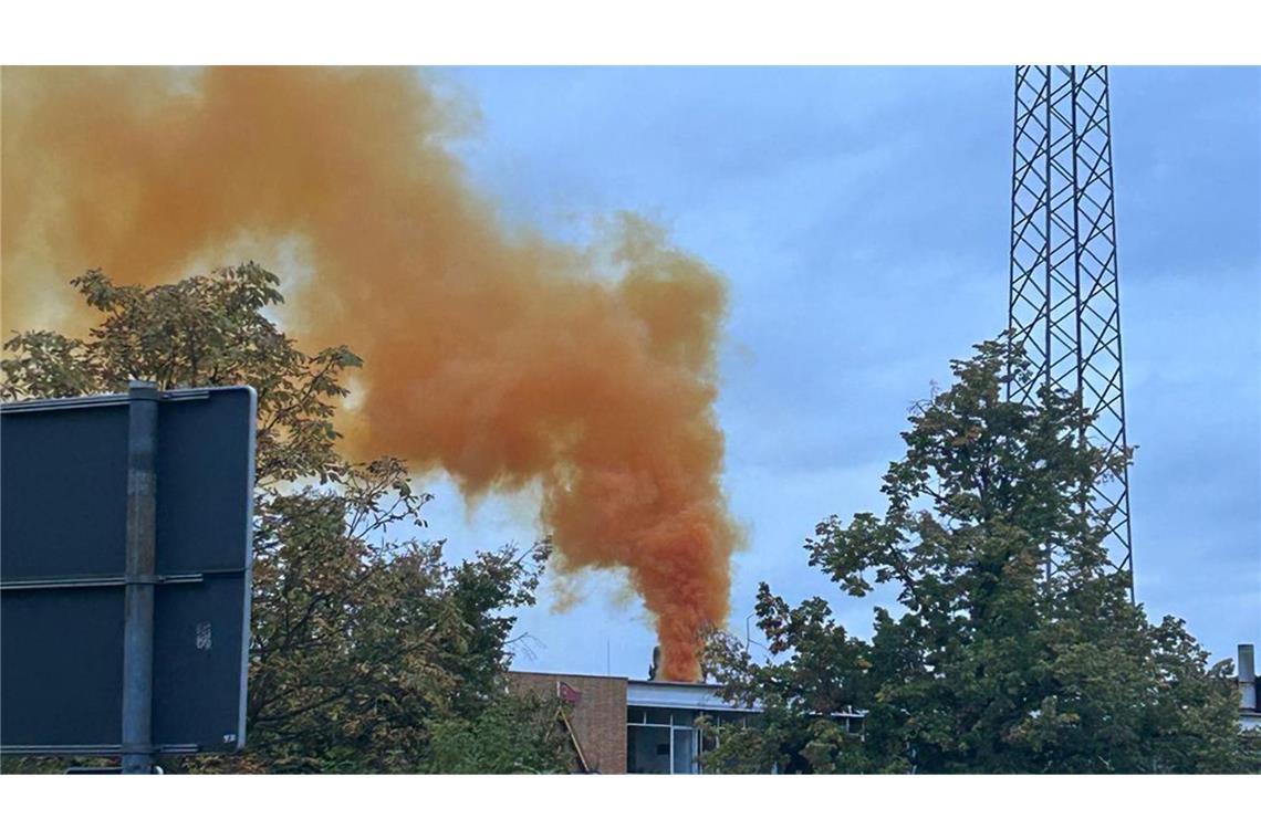Gaswolke tritt nach Chemieunfall aus - Vier Verletzte Bereits aus der Ferne war die rötliche Rauchwolke zu sehen.