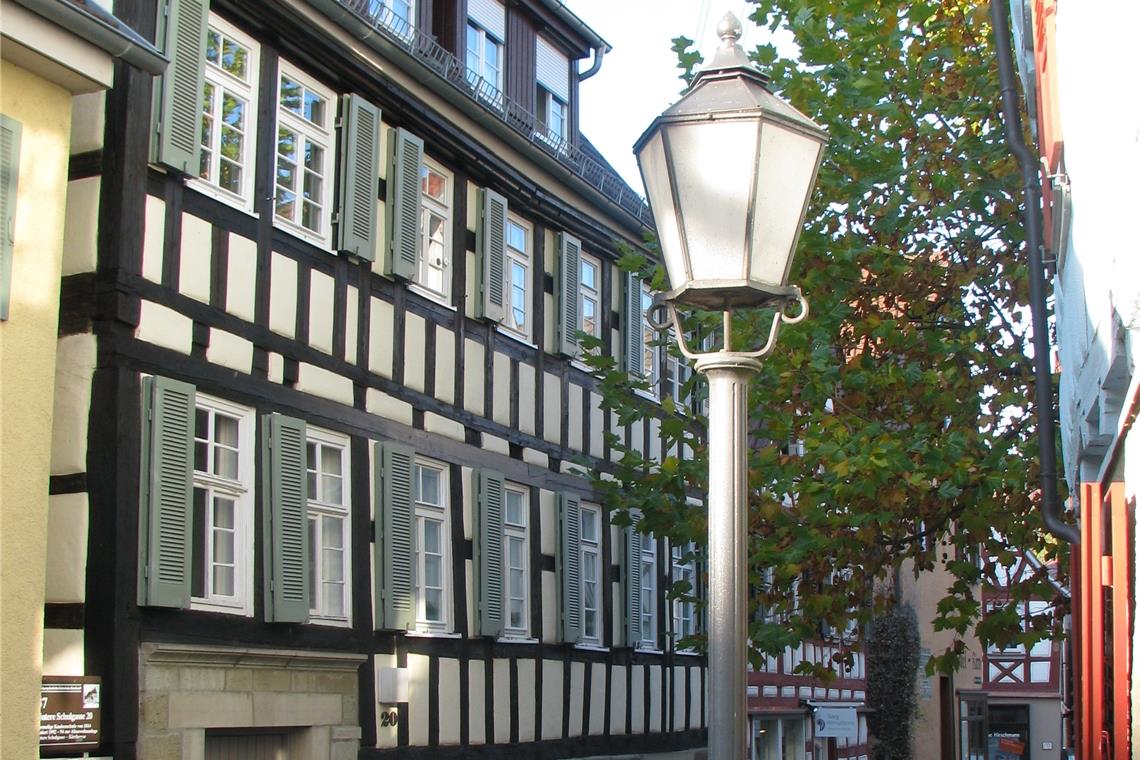 LED-Technik soll im Zentrum einziehen Bereits bestehende Sechskantleuchten in kleinen Gassen – wie hier in der Unteren Schulgasse – sollen vorerst erhalten bleiben wegen vorhandenen speziellen, kurzen Masten oder Wandmontagen. Archivfoto: Christine Schick