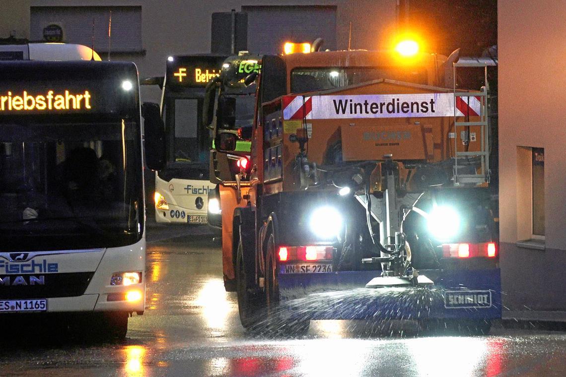 160 Glätteunfälle im Rems-Murr-Kreis Bereits in den frühen Morgenstunden sind auf den Straßen im Kreis so wie hier in Schorndorf alle verfügbaren Streufahrzeuge unterwegs. Foto: 7aktuell.de/Kevin Lermer