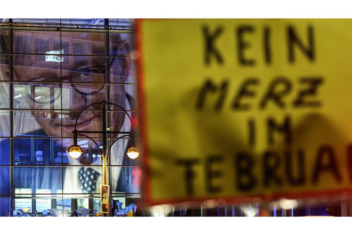 Zahlreiche Demonstrationen rund um CDU-Parteitag in Berlin Bereits in den vergangenen Tagen demonstrierten Menschen vor der CDU-Parteizentrale in Berlin.