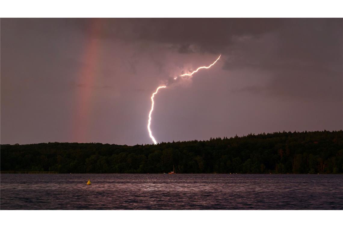 Bereits in der Nacht zum Freitag kann es schwere Gewitter geben (Symbolbild)