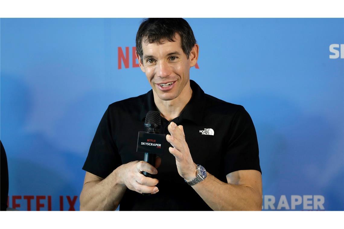 Bereits kurz nach seinem waghalsigen Aufstieg gab Alex Honnold sichtlich entspannt eine Pressekonferenz.