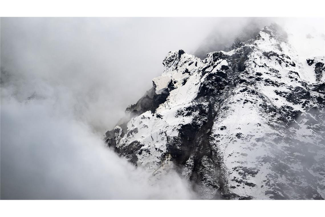 Schweizer Bergsturz bringt einen Gletscher stark unter Druck Bereits mehrere Millionen Kubikmeter Stein sind abgebrochen.