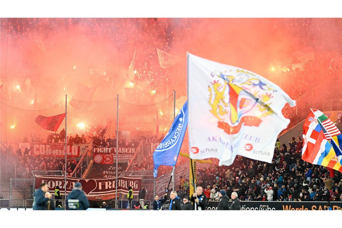 Auseinandersetzung zwischen mehr als 70 Fußballfans in Sinsheim Bereits vor dem Spiel in der PreZero Arena hatte es Auseinandersetzungen in Sinsheim zwischen Fans gegeben.