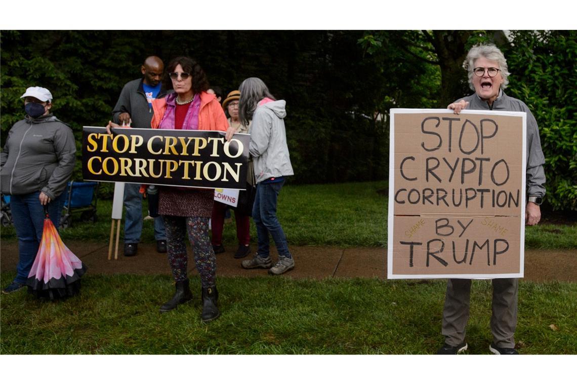 Krypto-Dinner mit Trump begleitet von Protesten Bereits vor der Ankunft von US-Präsident Trump gibt es Protest in der Nähe seines Golfclubs.