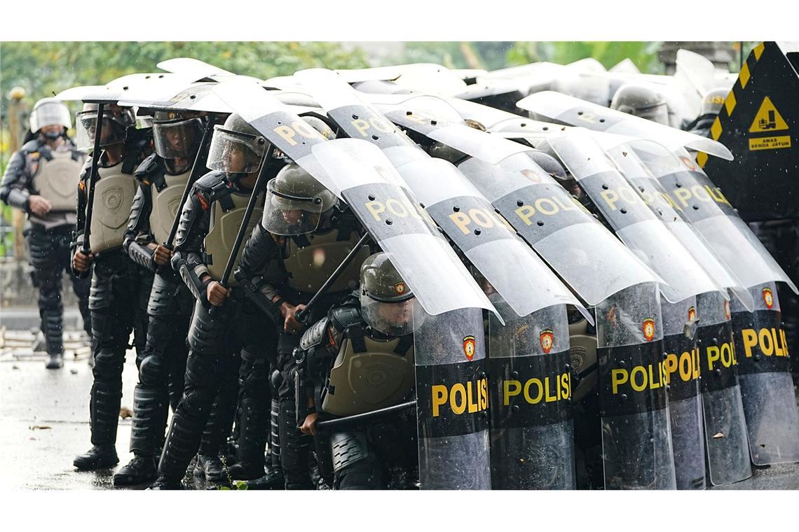 Bilder des Tages Bereitschaftspolizisten im Einsatz während Protesten in Indonesien.