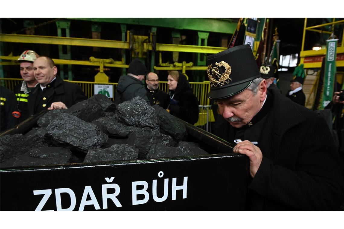 Bergleute bringen die symbolische letzte Lore an die Oberfläche.