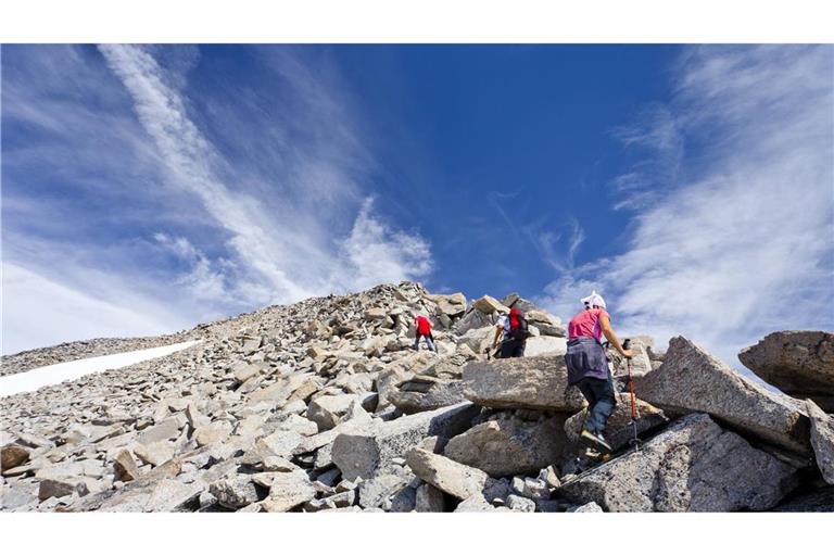 Bergsteiger beim Aufstieg zur Vertainspitze im Ortlergebiet (Symbolbild): Das Unglück ereignete sich am 1. November kurz vor 16 Uhr in der Nordwand unterhalb des Gipfels auf etwa 3200 Metern Höhe. Die Deutschen waren dort nach jüngsten Angaben der Bergwacht in drei Gruppen unterwegs. Eine Dreiergruppe und zwei Zweiergruppen.