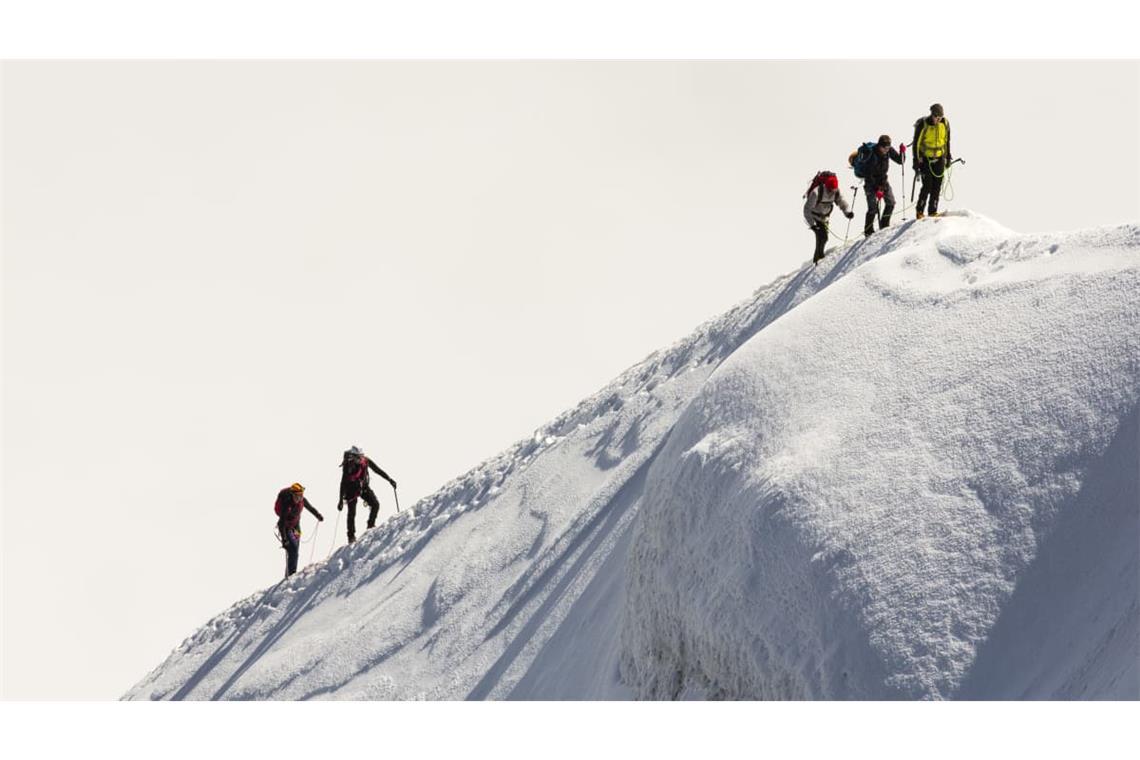 Bergsteiger passieren einen Grat vom Vallee Blanche zum Aiguille Du Midi bei Chamonix, France.  