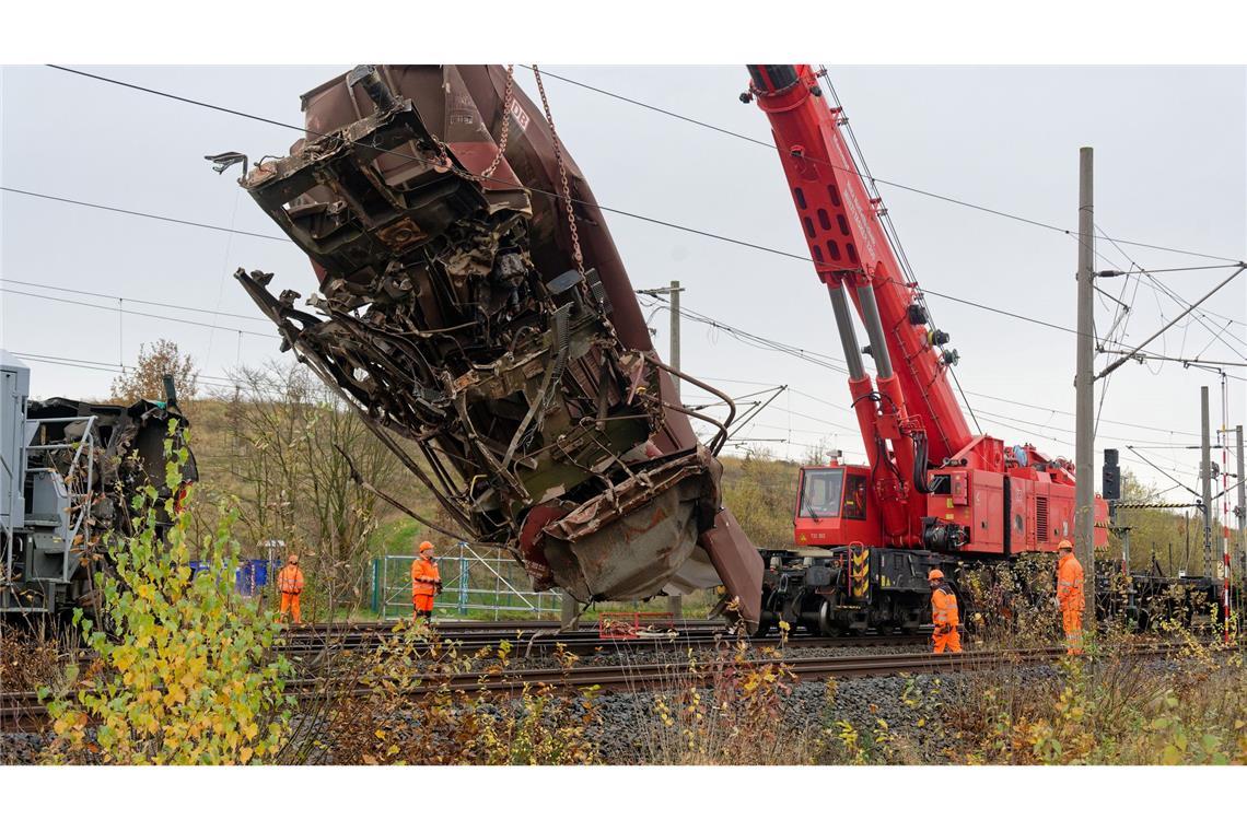Bilder des Tages Bergung beginnt: Nach dem Zugunglück in der Nacht zum Freitag zwischen Köln und Aachen hat die Bahn begonnen, die Waggons zu bergen.
