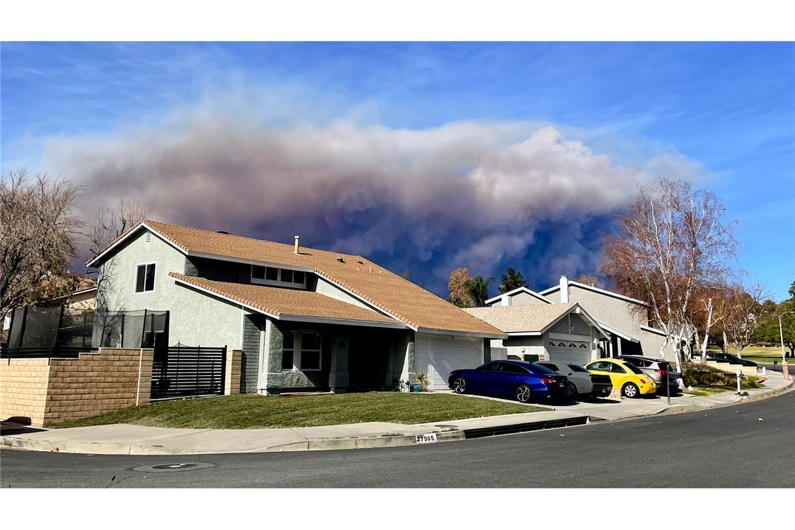 Flächenbrand nördlich von L.A. treibt Tausende in die Flucht Berichte über Gebäudeschäden durch das Hughes-Feuer gab es zunächst nicht.