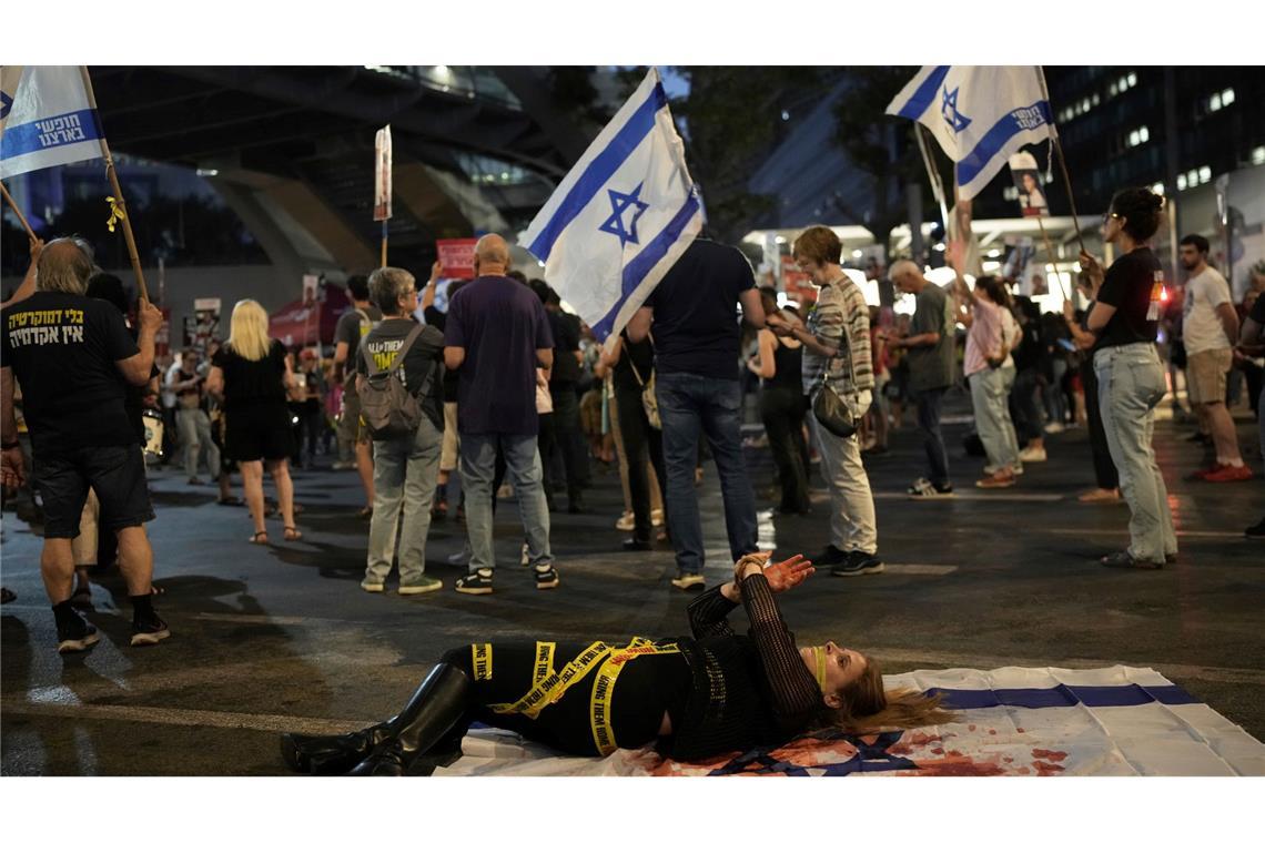 Demonstranten in Israel fordern Ende des Gaza-Kriegs Berichten zufolge gingen Sicherheitskräfte gewaltsam gegen Anti-Kriegsdemonstranten vor.