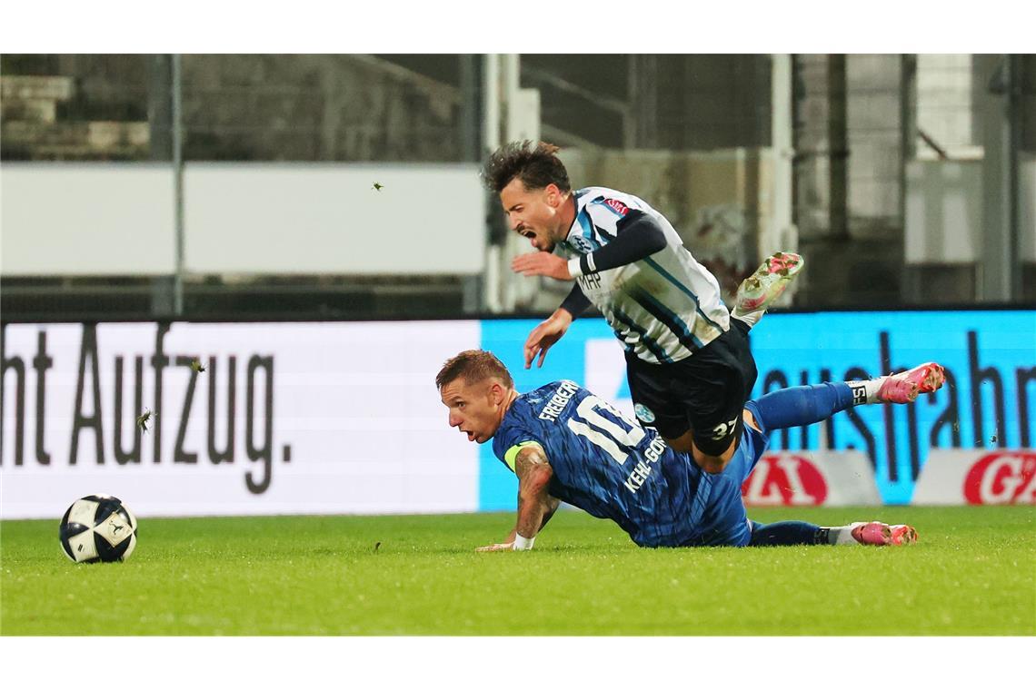 Wildes Derby – dreimal Rot, aber kein Sieger Berisha kommt im Zweikampf mit Kehl-Gomez zu Fall.