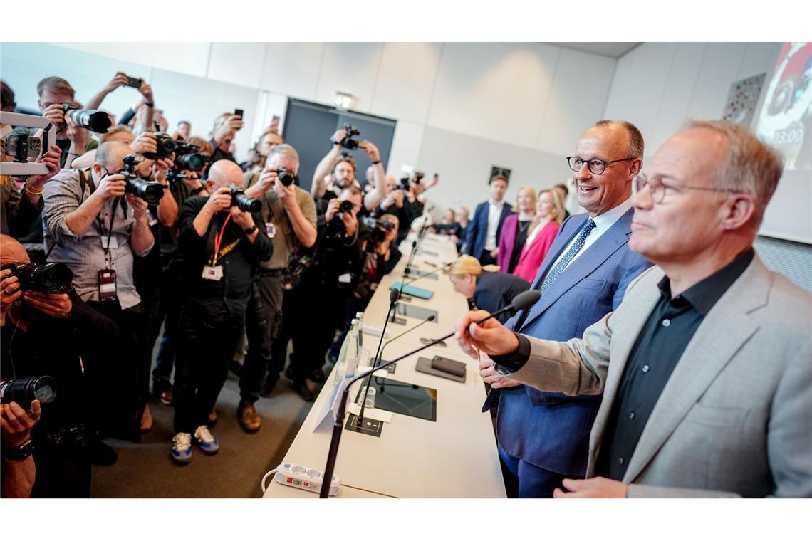 Berlin: Kanzler trifft SPD-Fraktion - Merz und Miersch bei der Sitzung im Bundestag