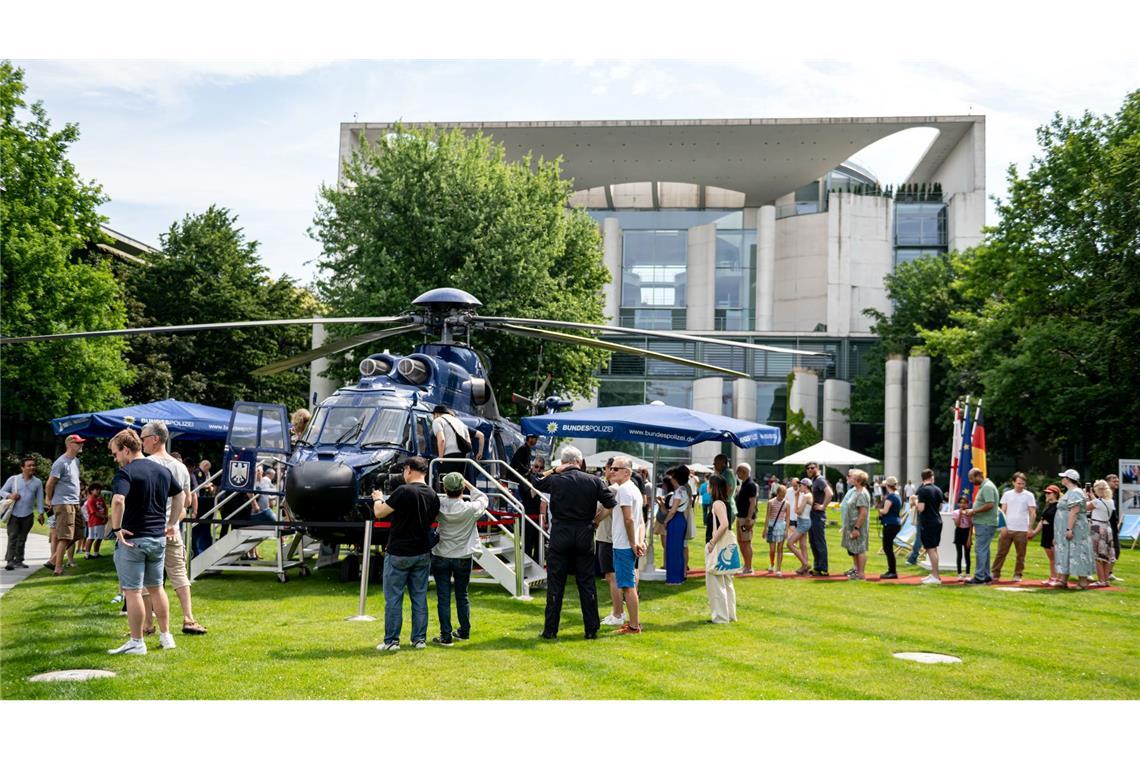 Berlin: Kanzleramt wird zum Besucher-Hotspot – Flugbereitschafts-Hubschrauber lockt beim offenen Regierungstag