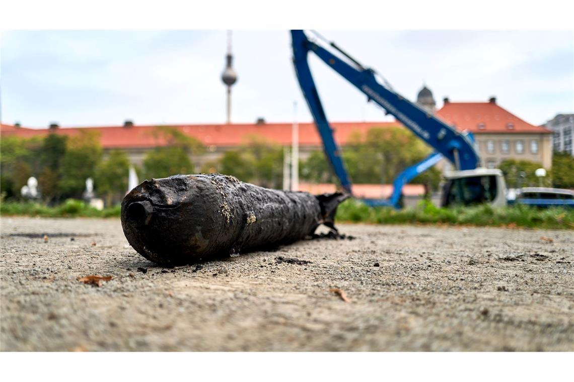 Bilder des Tages Berlin-Mitte: Weltkriegsbombe aus der Spree geborgen – keine Gefahr für Anwohner.