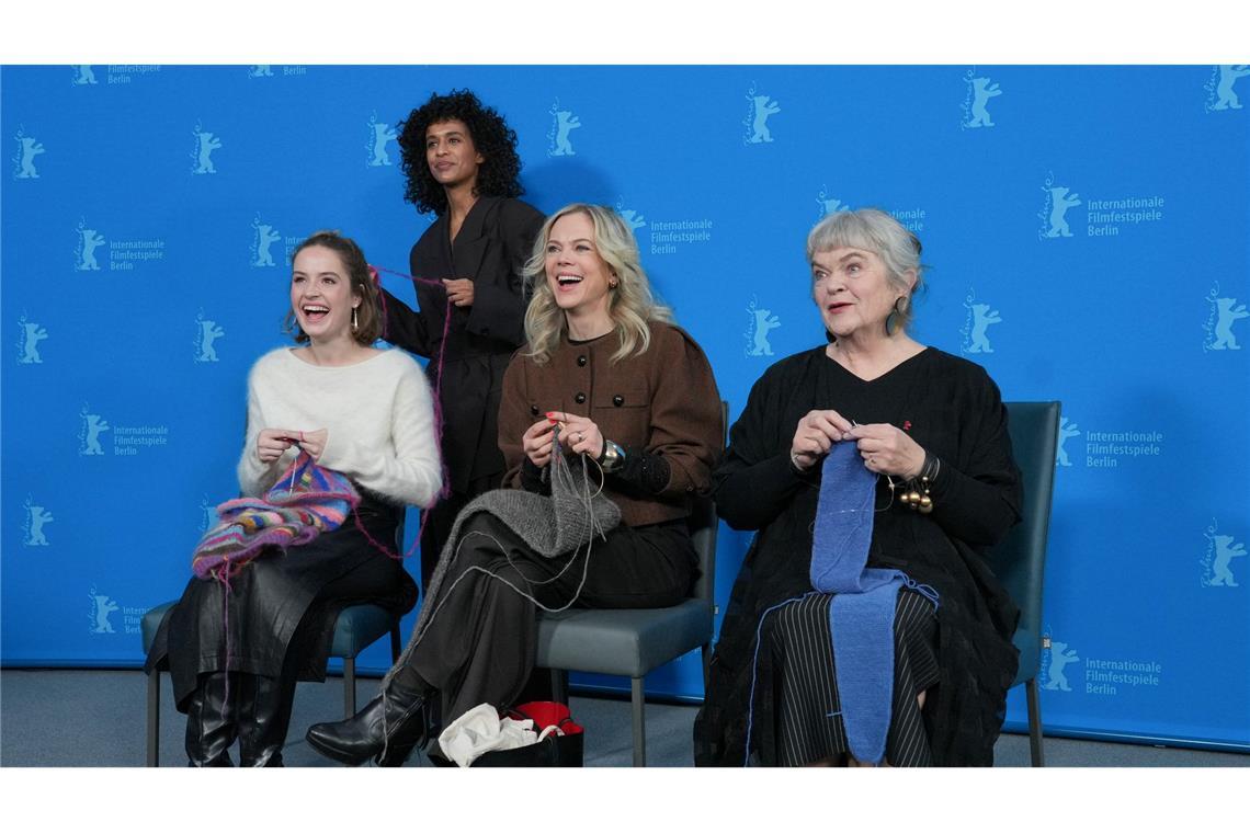 Bilder des Tages Berlinale: die Schauspielerinnen Ella Oeverbye (l-r), Selome Emnetu, Ane Dahl Torp und Anne Marit Jacobsen stricken an Schals während des Photocalls zum Film "Drömmer (Dreams Sex Love).