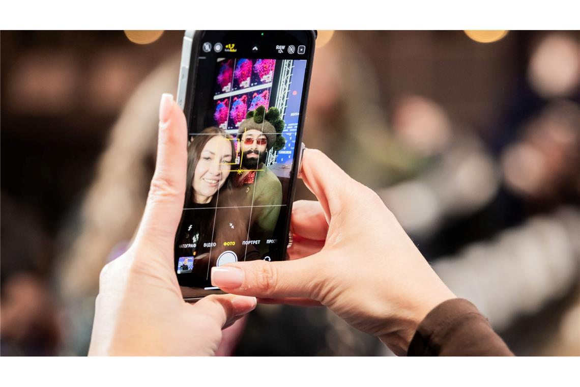 Berlinale: Tom Neuwirth (Conchita Wurst), Schauspieler, macht am Ende der Pressekonferenz des Films "Die Blutgräfin" (Sektion Berlinale Special Gala) mit einer Anwesenden ein Foto.