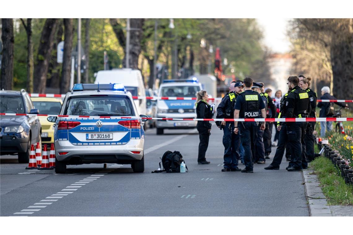 Messerattacke in Berliner U-Bahn: Opfer und Angreifer tot Berliner Polizisten sperrten die Tatorte ab.