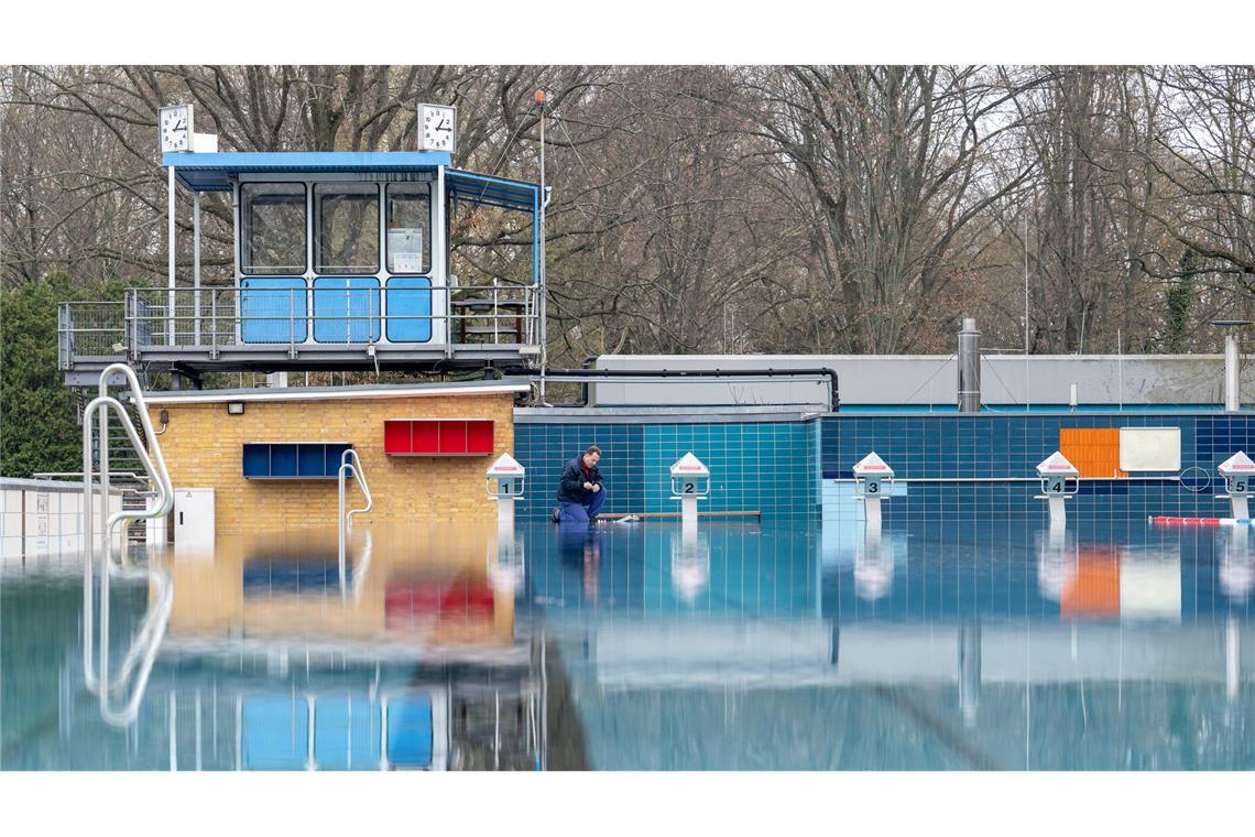 Bilder des Tages Berliner Prinzenbad vor Saisonstart: Der Schwimmmeister prüft im Sportbecken Chlorgehalt des Wassers.