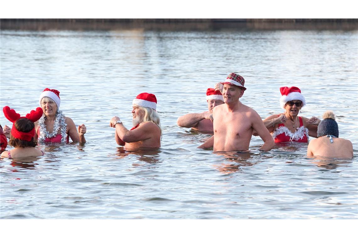 Bilder des Tages Berliner Seehunde trotzen der Kälte: Traditionelles Weihnachtsbaden im Orankesee