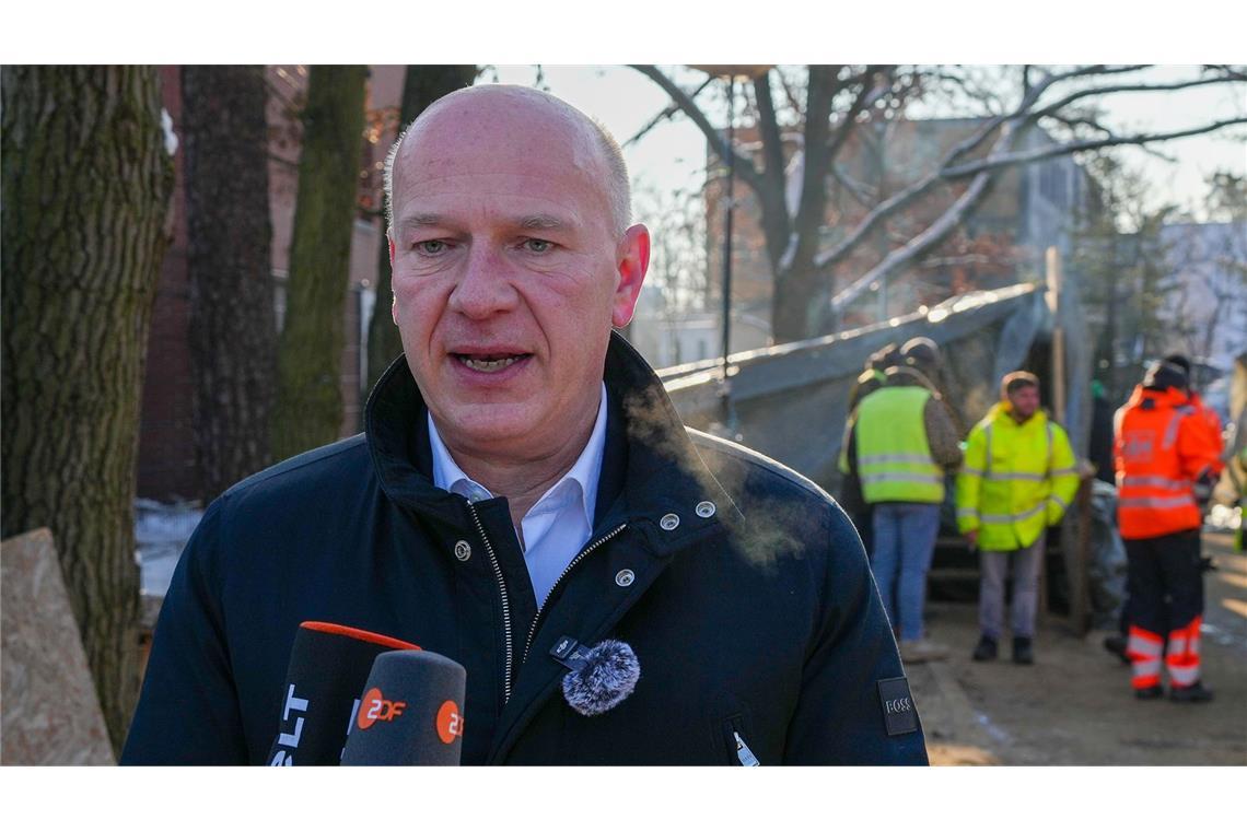 Berlins Regierender Bürgermeister Kai Wegner bei einem Presseauftritt vor einem Berliner Umspannwerk, das von den Anschlägen auf das Stromnetz betroffen war
