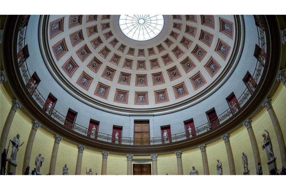 Bilder des Tages Berlins Regierender Bürgermeister Kai Wegner (CDU) spricht im Alten Museum während der Pressekonferenz über das Programm zum 200-jährigen Bestehen der Berliner Museumsinsel.