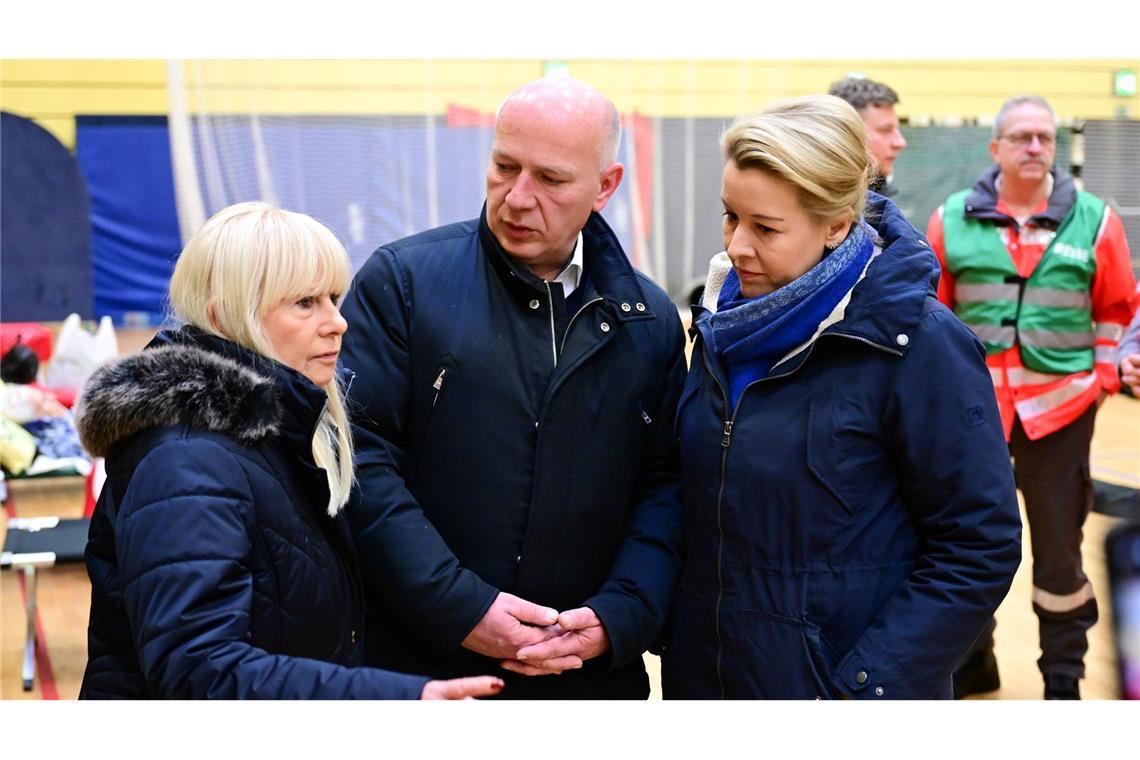 Berlins Regierender Bürgermeister Kai Wegner (mit Iris Spranger und Franziska Giffey, l.) sieht sich mit Kritik nach einem Brandanschlag auf die Stromversorgung konfrontiert. (Archivbild)