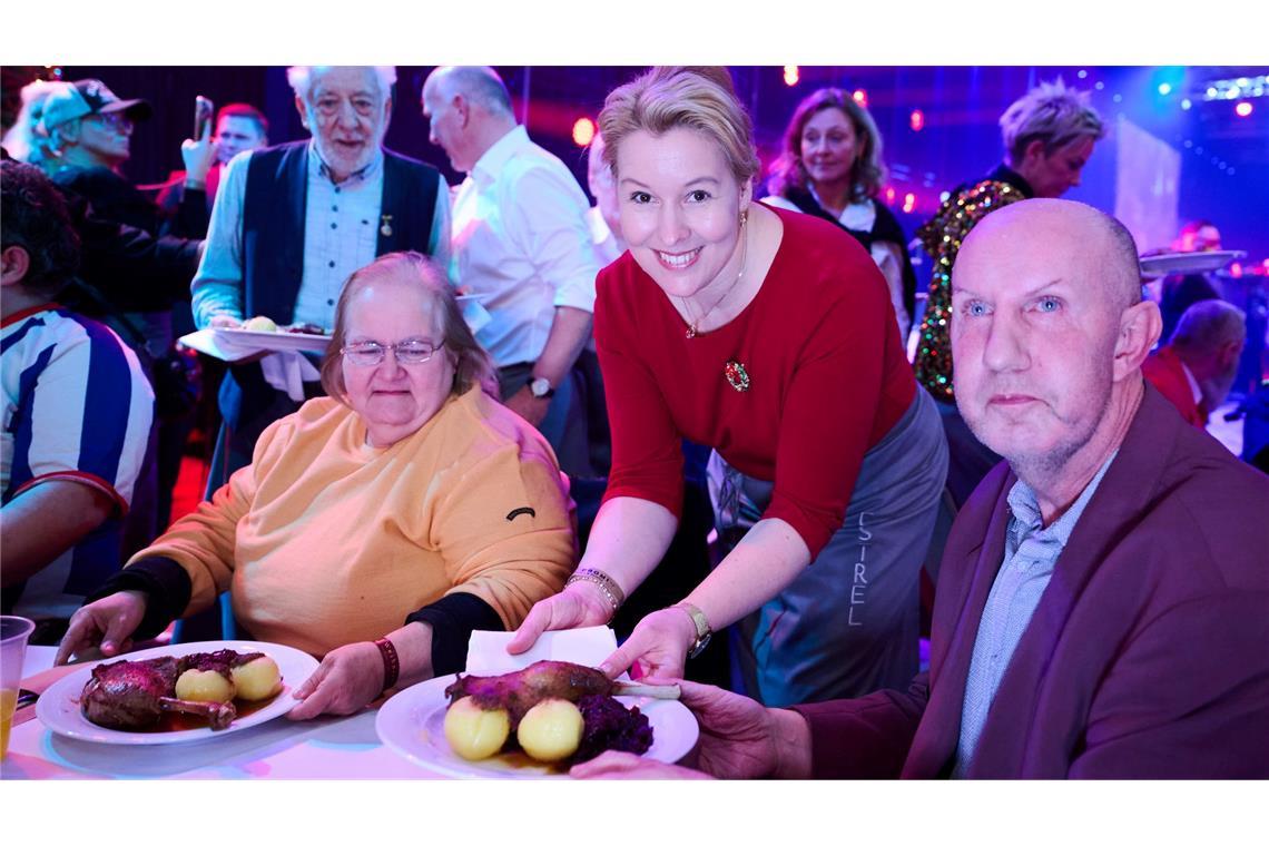 Obdachlose feiern mit Frank Zander Berlins Wirtschaftssenatorin Franziska Giffey (Mitte) serviert Essen (Foto aktuell).