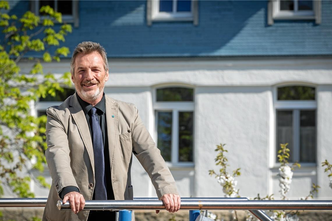 Der Möglichmacher geht von Bord Bernd Messinger vor dem „Blauen Haus“ auf der Erlacher Höhe: Als Verwaltungsleiter, kaufmännischer Geschäftsführer und Vorstand war der Murrhardter hier 37 Jahre lang für die Finanzen zuständig.Foto: A. Becher
