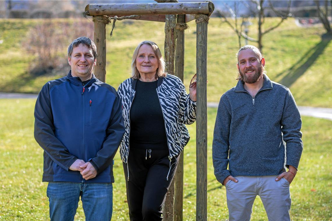 Bernd Wurst, Andrea Jäger und Michael Feil (von links) freuen sich auf die Vereinsarbeit. Auch im Murrhardter Stadtgarten hat der Verein für Obstbau, Garten und Landwirtschaft Spuren hinterlassen – dort wurden einzelne Obstbäume gepflanzt, der letzte anlässlich des 100-jährigen Vereinsbestehens. Foto: Stefan Bossow