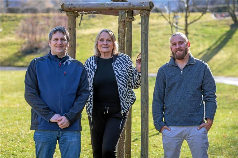 Bernd Wurst, Andrea Jäger und Michael Feil (von links) freuen sich auf die Vereinsarbeit. Auch im Murrhardter Stadtgarten hat der Verein für Obstbau, Garten und Landwirtschaft Spuren hinterlassen – dort wurden einzelne Obstbäume gepflanzt, der letzte anlässlich des 100-jährigen Vereinsbestehens. Foto: Stefan Bossow