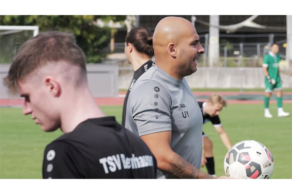 Bernhausens Trainer Ugur Yilmaz will seinen Spielern mit seinen Tipps als ehemaliger Stürmer helfen die Torflaute zu beenden.