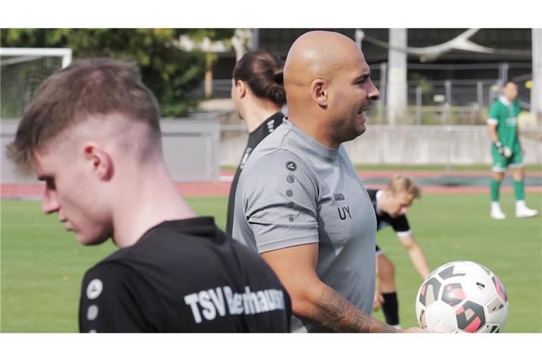 Bernhausens Trainer Ugur Yilmaz will seinen Spielern mit seinen Tipps als ehemaliger Stürmer helfen die Torflaute zu beenden.