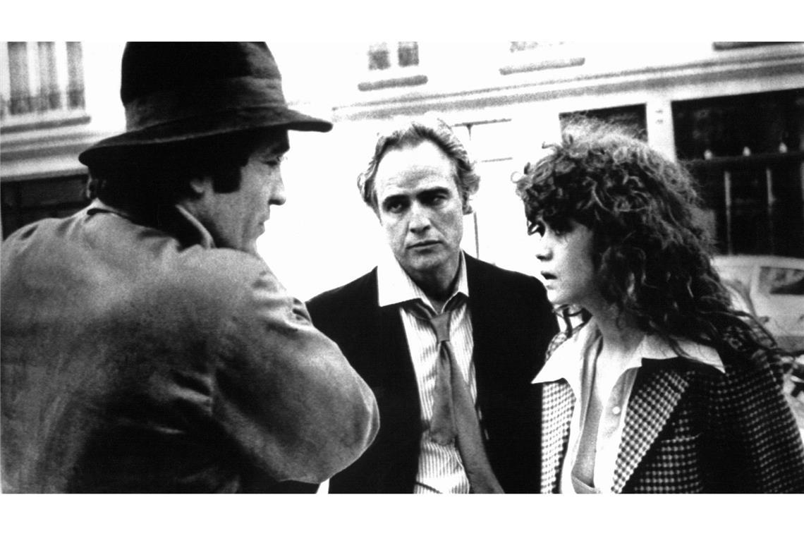 Skandalfilme, die empört haben Bertolucci (l) im Gespräch mit seinen Hauptdarstellern Marlon Brando und Maria Schneider bei den Dreharbeiten zu dem Film "Der letzte Tango in Paris" 1972.