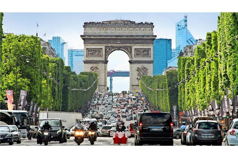 Berühmte Einkaufsmeile und achtspurige Verkehrsstraße: die  Champs-Élysées.