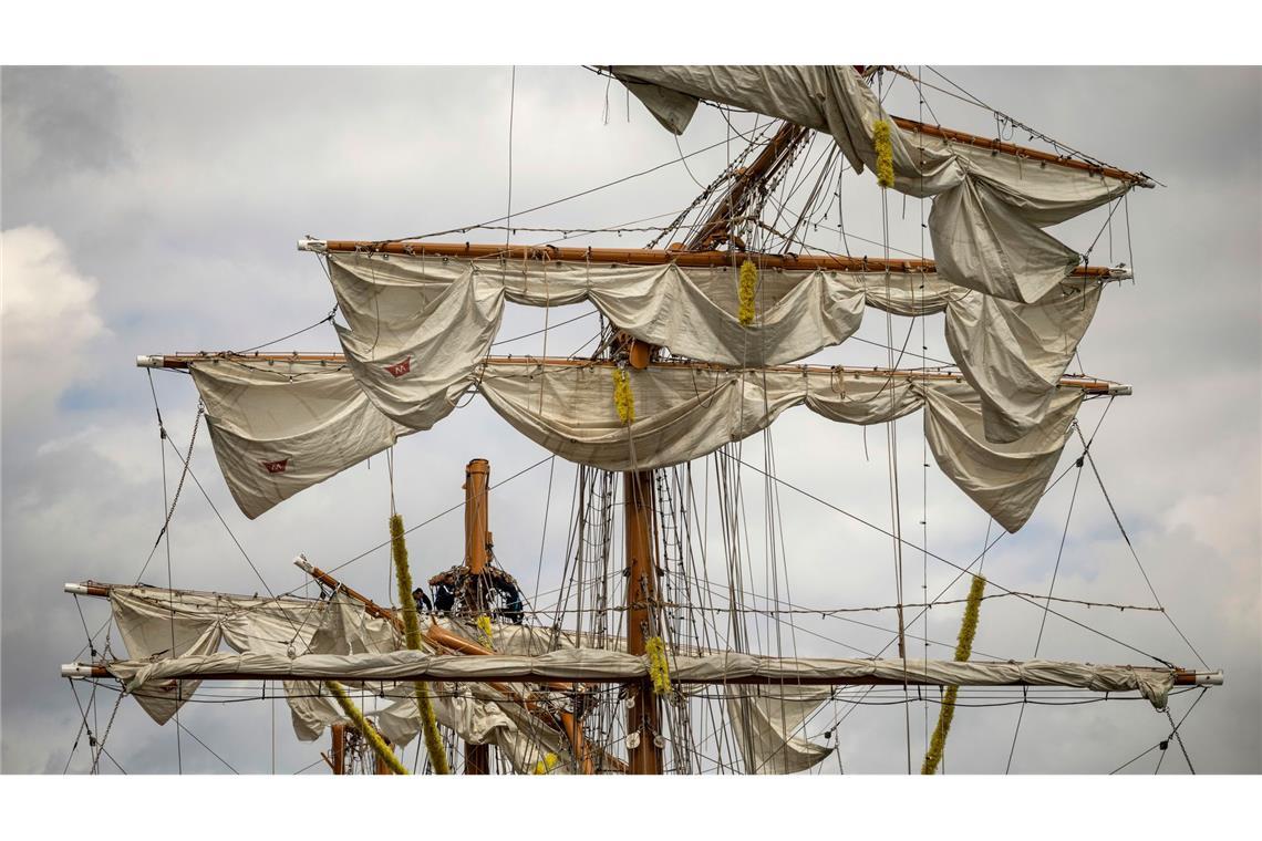 Bilder des Tages Besatzungsmitglieder arbeiten am Mast der Cuauhtémoc, einem Schulschiff der mexikanischen Marine, nachdem es mit der Brooklyn Bridge kollidiert war.