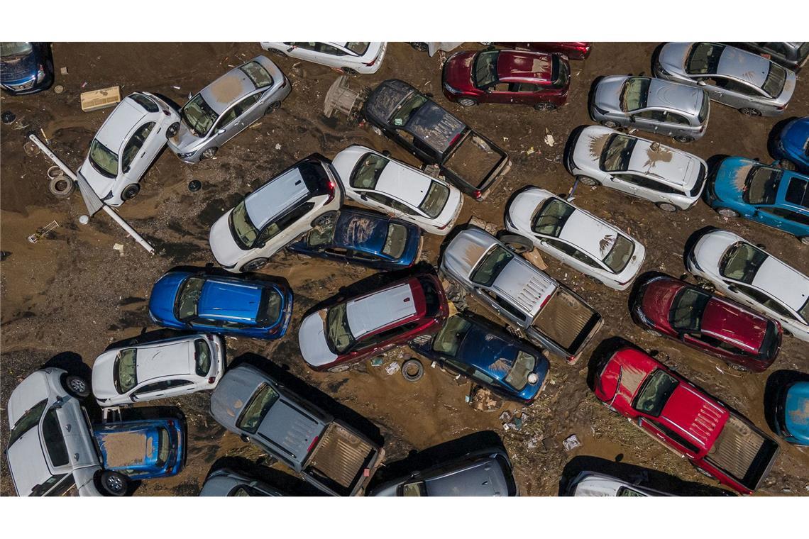 Beschädigte Fahrzeuge stehen nach Überschwemmungen im Schlamm in Poza Rica, Mexiko.