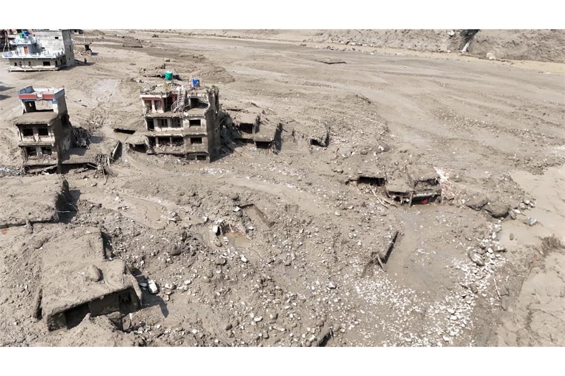 Beschädigte Gebäude und Infrastruktur entlang des angeschwollenen Trishuli-Flusses nach einer massiven Sturzflut.