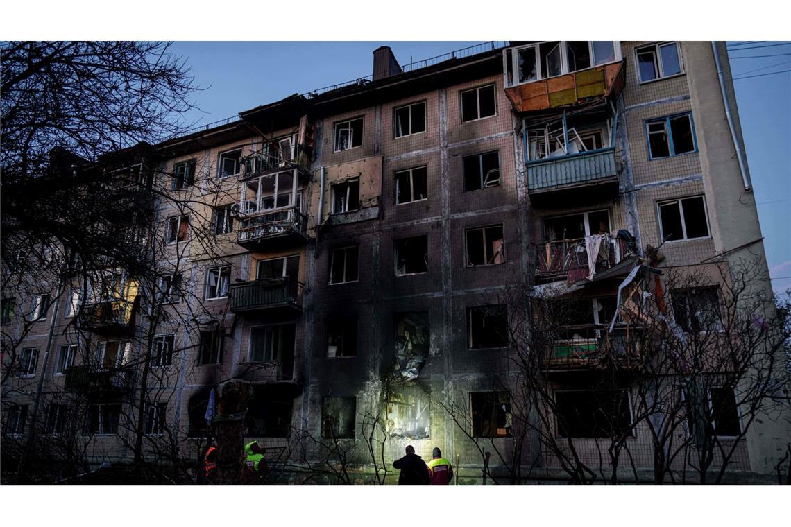 Beschädigtes Wohnhaus in Kiew: Behörden untersuchen Folgen russischen Angriffs