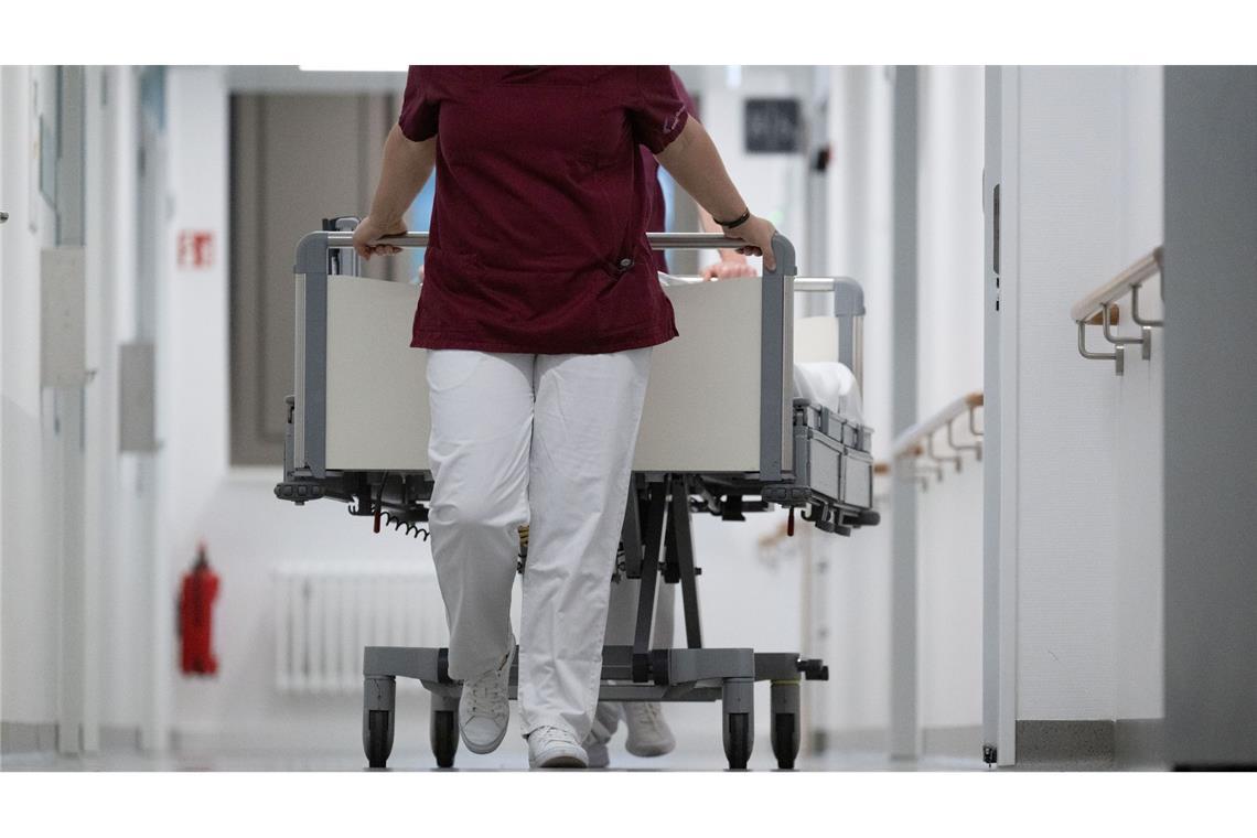 Warnstreik in Kliniken und Pflegeheimen am Donnerstag Beschäftigte in kommunalen Kliniken sind für Donnerstag zum Warnstreik aufgerufen. (Archivbild)