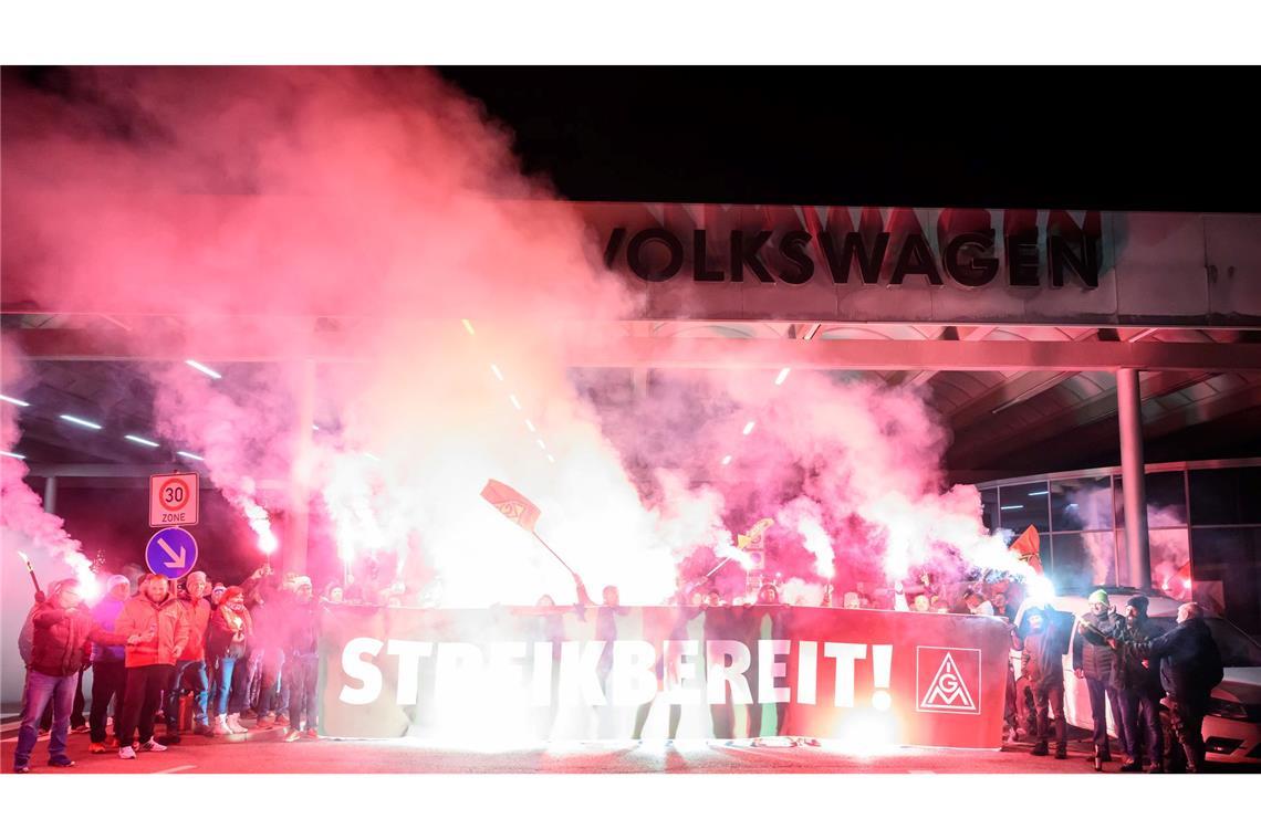 Bilder des Tages Beschäftigte von Volkswagen bekunden vor dem Werk in Zwickau zum Ende der Friedenspflicht ihre Streikbereitschaft.