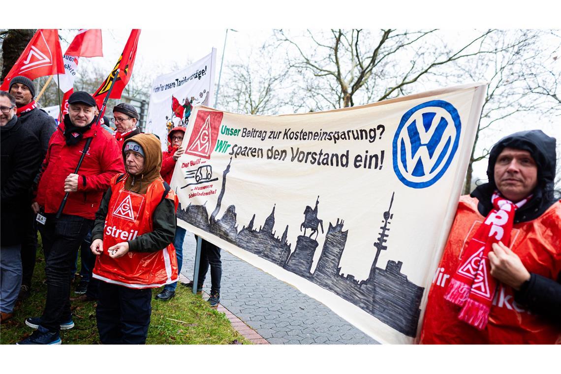 VW-Mitarbeiter protestieren vor fünfter Tarifrunde Beschäftigte von VW streiken vor der womöglich entscheidenen fünften Tarifrunde in Hannover.